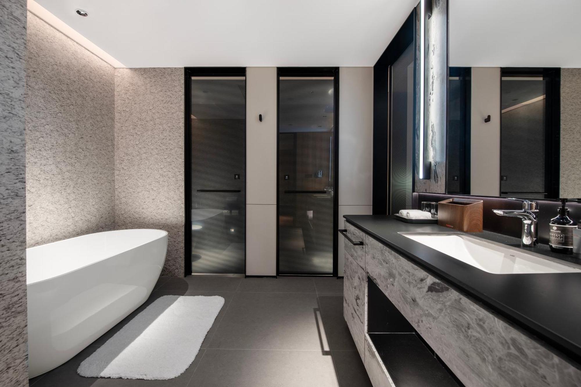 Intercity Xujiahui - Free Minibar And Near Yishan Road Metro Station