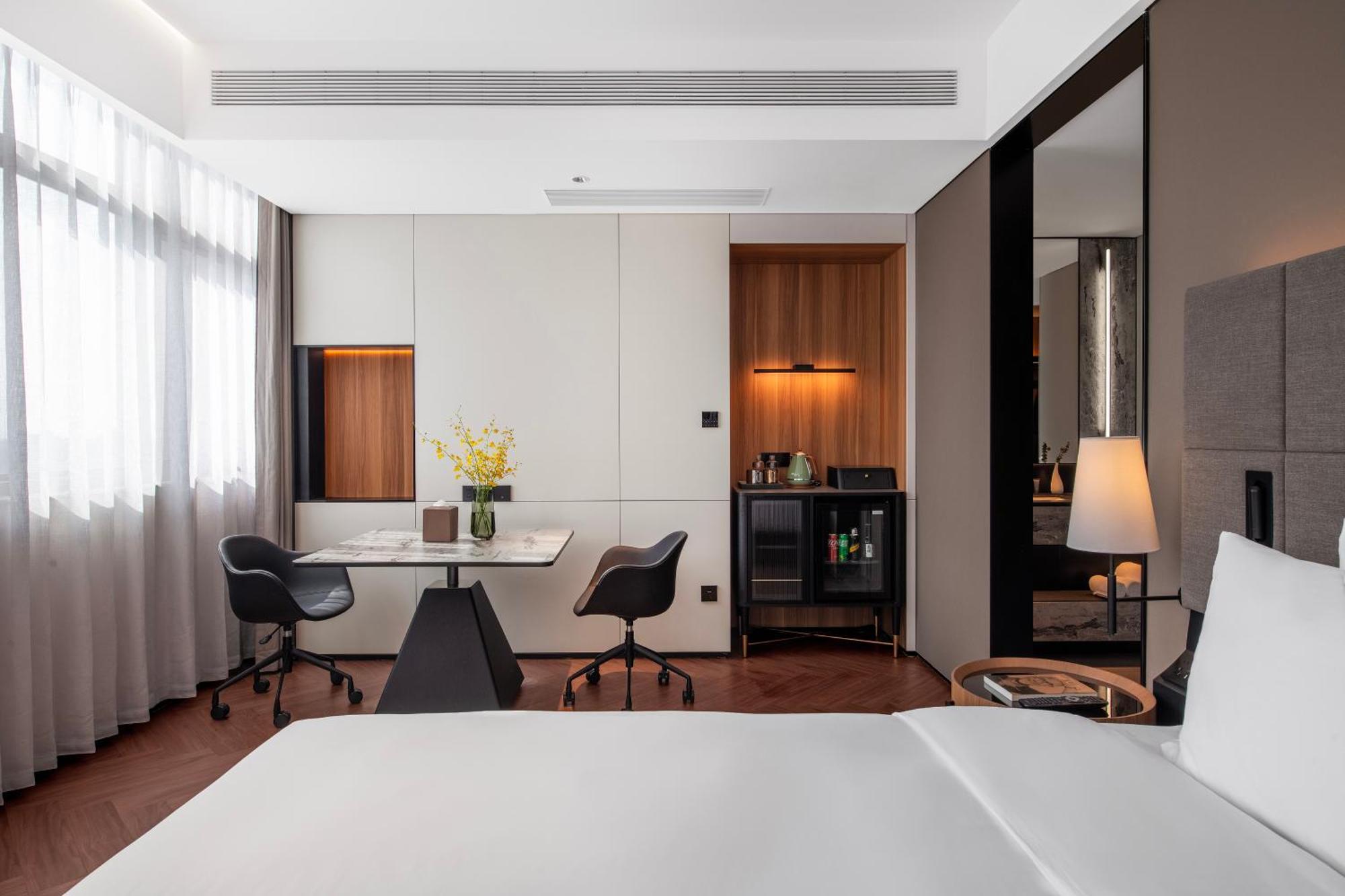 Hotel Intercity Xujiahui - Free Minibar And Near Yishan Road Metro Station