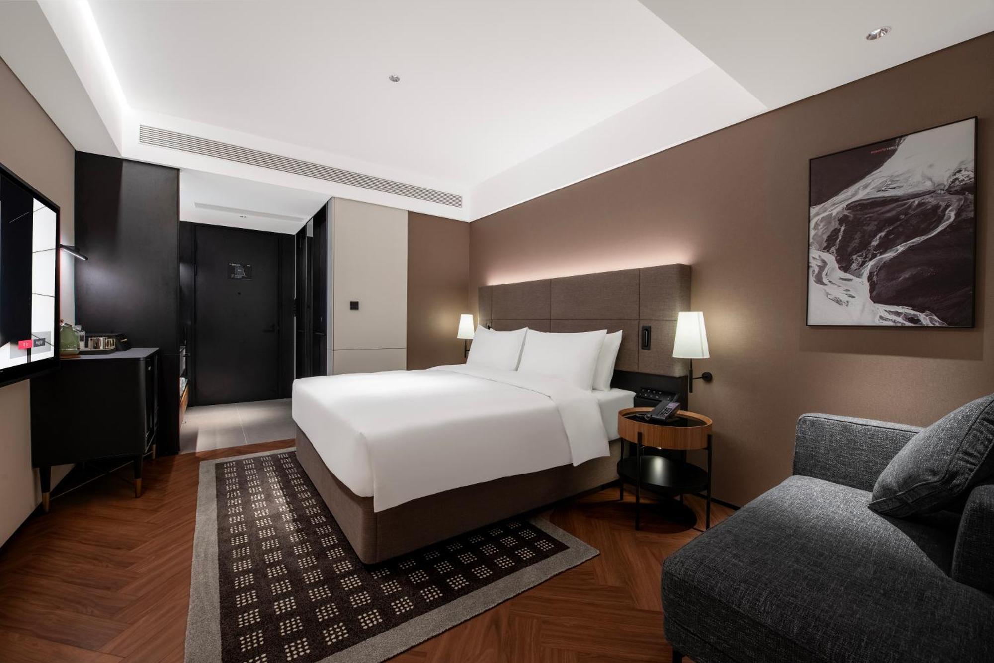 Intercity Xujiahui - Free Minibar And Near Yishan Road Metro Station